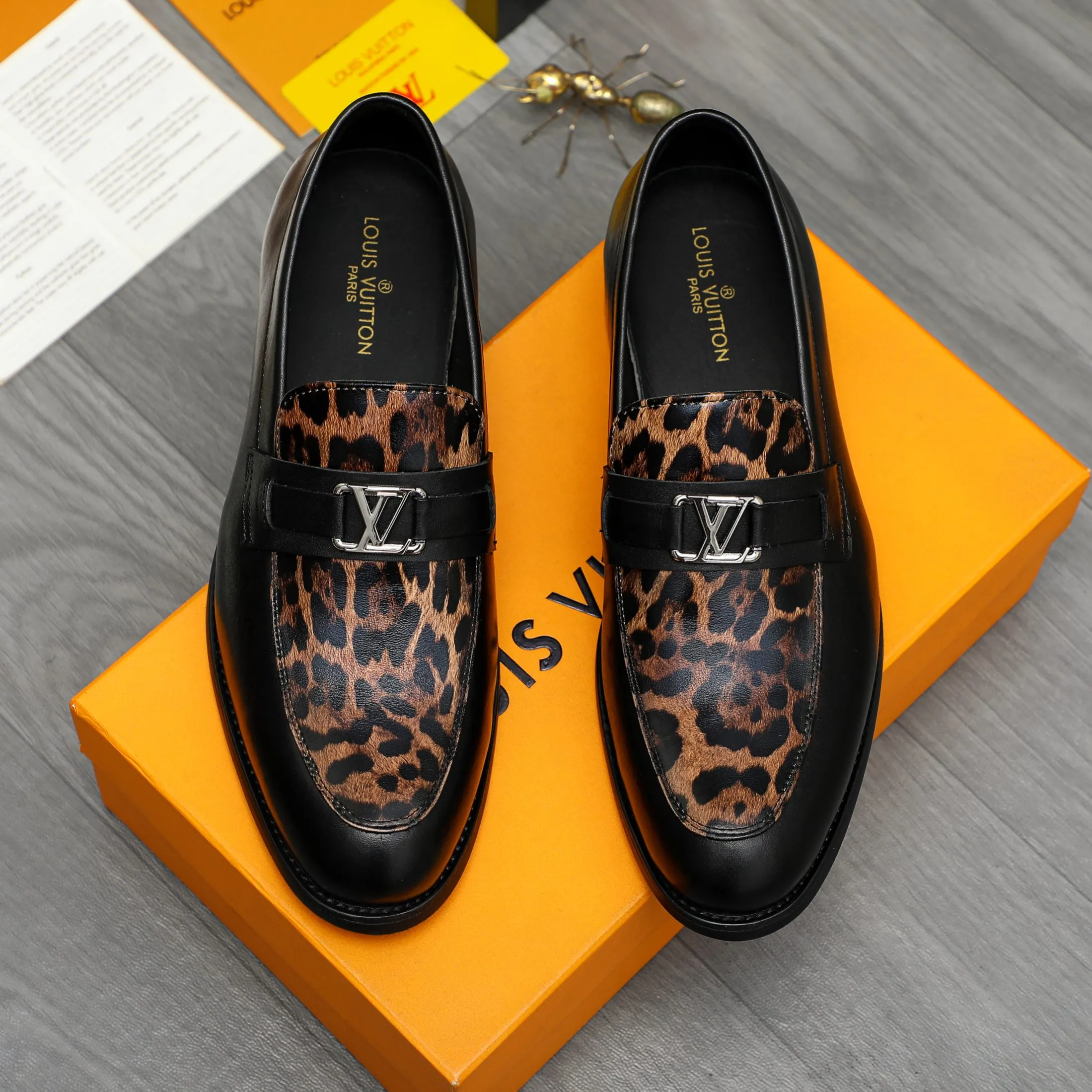 Men's shoes 💰p460 Product trademark: LV "Louis Vuitton" business slip-on leather shoes Regular size: 39-45 (45 is custom-made and non-returnable) Product materials: Selected leopard print cowhide stitching upper, cowhide lining, original rubber outsole